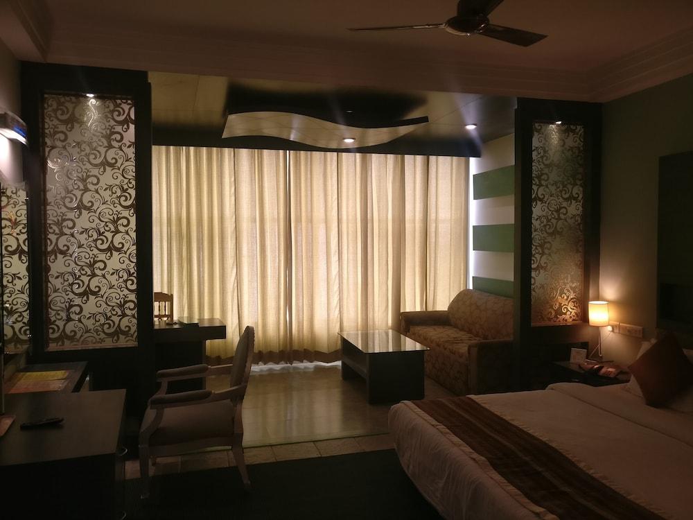 Hotel K C Residency Katra Esterno foto
