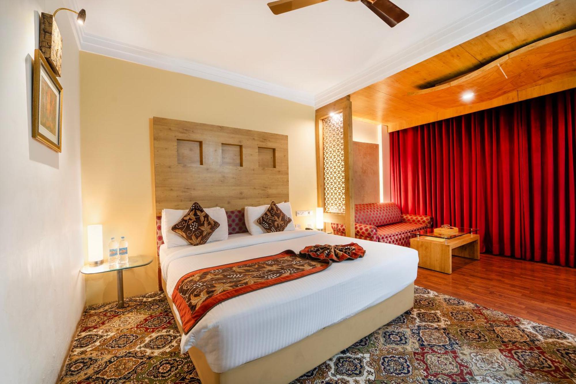 Hotel K C Residency Katra Esterno foto